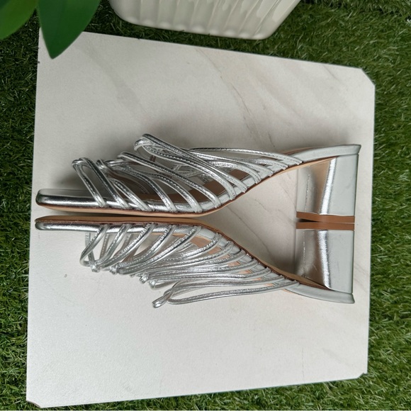 AEYDE
'PEARL' MULTI-STRAP BLOCK HEEL
SANDALS SILVER 39.5 US 9.5 - Picture 7 of 14